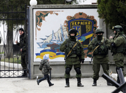 Krievijas kareivji ielenkuši ukraiņu militāro bāzi Perevaļnē Krimā.