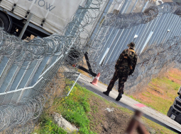 Ungārijas robežpolicija patrulē pie robežžoga. Foto: Reuters/LETA