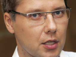 Saskaņas centra premjera amata kandidāts, Rīgas mērs Nils Ušakovs pirms tikšanās ar Zatlera Reformu partijas pārstāvjiem pirmdien.