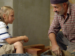 Vectēvs Paulis Kode (Mārtiņš Vilsons) un mazdēls Oskars (Markuss Jānis Eglītis).