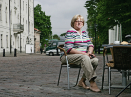 Jau desmito gadu Virēna Liberte vada SIA Virama veikalu kafejnīcu, kur, dzerot kafiju par 50 santīmiem, var vērot, kā pie prezidenta pils izritina sarkanos paklājus. Foto — Reinis Hofmanis, F64