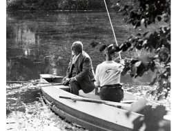 Jāzeps Vītols makšķerējot kopā ar kādu nezināmu personu Gaujienas Anniņu dīķī 1938.gadā.