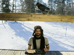 Voldemārs Dūdums izdomāja, ka putni varētu tvītot, tāpēc pievilināja ar speķa klaviatūru. Pat mīnus 20 grādos Sārnatē tā strādājusi lieliski. Foto no personīgā arhīva