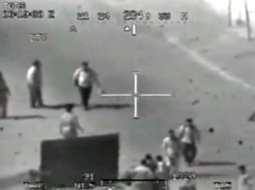 2007.gada 12.jūlijs. Plkst.10.18. Ziņu aģentūras Reuters fotogrāfs Namīrs Nūrs el Dīns (22) un viņa šoferis Saīds Čmā (40) ieradušies Bagdādes rajonā, kur torīt amerikāņi apšaudīja nemiernieku pozīcijas. Ap viņiem savācas daži ziņkārīgie