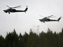 Krievijas armijas helikopteri mācībās pie Sanktpēterburgas. Foto: ITAR-TASS/LETA