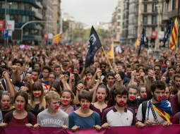 Katalonijas neatkarības atbalstītāji pirmdien devās Barselonas ielās, protestējot pret Spānijas Civilās gvardes vardarbību svētdien referenduma laikā.
Foto — AP/LETA