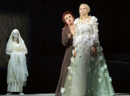 Aina no operas Turaidas Roze: Lūzma — Ilona Bagele, Maija — Laura Teivāne.
Foto — Agnese Zeltiņa