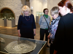 Izstādes apmeklētājas pie šķīvja Caurums ledū (1970). FOTO — leta un osmo thiel.iittala