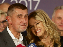 Čehijas parlamenta vēlēšanās visvairāk balsu (29,7%) ieguva miljardiera Andreja Babiša centriski populistiskā partija Neapmierināto pilsoņu akcija. Babišam oktobra sākumā izvirzīja apsūdzību par ES fondu izkrāpšanu, un viņš jau agrāk ir apvainots sadarbībā ar komunistu laika slepenpoliciju.
Attēlā: Babišš (63) ar sievu Moniku.
Foto — AFP/LETA