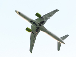 Latvijas lidsabiedrības "airBaltic" lidmašīna nolaižas starptautiskajā lidostā "Rīga". Foto: Ieva Čīka, LETA