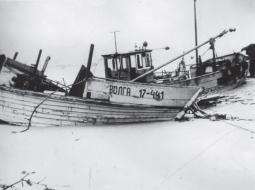 Jūrmalciema zvejnieku kolhoza “Sarkanā blāzma” zvejas laivu postījumi 1967.gada 17.-18.oktoba vētrā.
Foto no G.Vanagas kolekcijas
