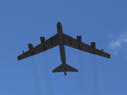 ASV bumbvedējs B52 starptautisko militāro mācību "Saber Strike 2016" laikā virs Ādažu poligona. Foto: LETA