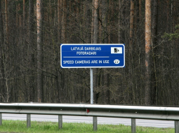 Ceļazīme "Latvijā darbojas fotoradari" Jūrmalas šosejas malā. Foto: Ieva Čīka, LETA