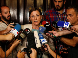 Katalonijas parlamenta spīkere Karme Forkadela uzrunā žurnālistus. Foto: Reuters/LETA