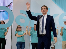 Pašreizējais Austrijas ārlietu ministrs Sebastians Kurcs pateicas vēlētājem par atbalstu parlamenta vēlēšanās. Foto: AFP/LETA