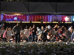 Cilvēki kantrīmūzikas festivālā panikā bēg no šaušanas. Foto: AFP/LETA