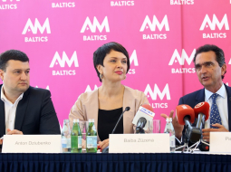 "Viasat" vadītājs Baltijā Antons Dzjubenko (no kreisās), "All Media Baltics" vadītāja Latvijā Baiba Zuzēna un "All Media Baltics" valdes priekšsēdētājs Pjērs Danons piedalās "Providence Equity Partners" preses konferencē. Foto: Edijs Pālens, LETA
