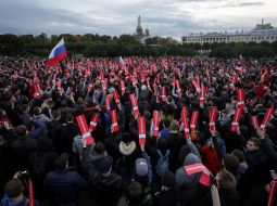 Protestētāji pret Vladimiru Putinu un opozicionāra Alekseja Navļnija atbalstītāji pulcējas gājienam Sanktpēterburgā. Foto: Reuters/LETA