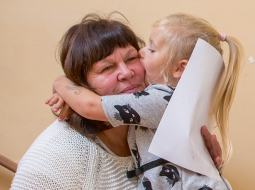 Jolanta Semjonova ar vīru Zantes pagastā šobrīd rūpējas par trim audžubērniem, arī mazo Aiju, kura viņu ģimenē nokļuva pusotra gada vecumā.
Foto — Alise Šulca, Picture Agency