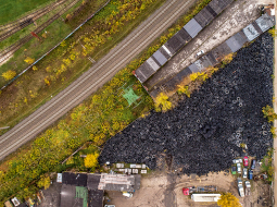Riepas, kas uzkrājušās uzņēmuma Riepu bloki noliktavā Čiekurkalnā. Valsts vides dienests tagad par to piespriedis 12,9 miljonu eiro sodu. Foto — Edmunds Brencis, Picture Agency