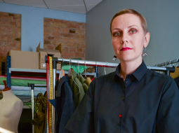 Indra Komarova pati uzņēmumā konstruē pirmmodeļus, kas tiek šūti viņas nelielajā studijā Pārdaugavā.
Foto — Alise Šulca, Picture Agency