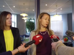 Latvijas Radio jaunās valdes priekšsēde Una Klapkalne (pa labi) un valdes locekle Mārīte Tukiša pēc apstiprināšanas NEPLP.