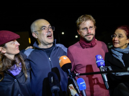 Atbrīvotie cilvēktiesību aktīvisti Vācijas pilsonis Pēters Šteitners (2. no labās) un Zviedrijas pilsonis Ali Garavi. Foto: AFP/LETA