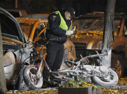 Ukrainas policists pēta sprādziena, kurā tika ievainots deputāts Igors Mosejčuks un nogalināts viņa miesassargs, vietu Kijevā. Foto: EPA/LETA