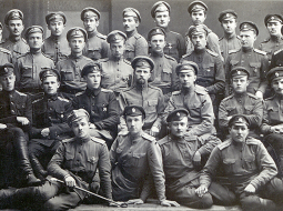 7. Bauskas latviešu strēlnieku pulka virsnieku grupa pēc izlaišanas no lielinieku ieslodzījuma.  1917. gada novembrī Valmierā.
Foto no Latvijas Kara muzeja krājuma