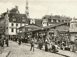 Vācu karavīri un Rīgas iedzīvotāji krāmu tirgū vecpilsētā. 1917. gada rudens.
Foto no Latvijas Kara muzeja krājuma