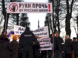 Protesta dalībnieki dodas gājienā no Izglītības un zinātnes ministrijas līdz valdības ēkai, lai iebilstu pret izglītību tikai latviešu valodā. Foto: Ieva Leiniša, LETA