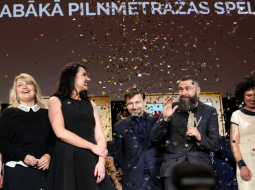 Filmas ''Melānijas hronika'' radošā komanda festivāla "Lielais Kristaps" balvu pasniegšanā. Foto: Sintija Zandersone, LETA