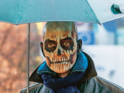 Par spīti aktīvistu protestiem Briselē un 1,2 miljonu eiropiešu parakstītai petīcijai, vairākums ES valstu, ieskaitot Latvijas pārstāvi, nobalsojušas par glifosāta lietošanas atļaujas pagarināšanu vēl uz pieciem gadiem. Šī herbicīda kritiķi brīdina, ka glifosāts ir «potenciāls kancerogēns» un kaitē bioloģiskajai daudzveidībai. Savukārt aizstāvji kritizē «histērisku un selektīvu zinātni» un norāda, ka bez šīs ķīmijas, kas ir galvenā sastāvdaļa populārajā nezāļu apkarotājā Roundup, cietīs lauksaimnieciskā ražošana. Piemēram, Vācijā, kas balsoja par, ar glifosātu apstrādā 40% tīrumu. Francija, kas balsoja pret, apņēmusies vienpusēji aizliegt glifosāta lietošanu savās mājās ne vēlāk kā nākamajos trijos gados.
Foto — Reuters/LETA