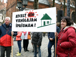 Pie Saeimas ēkas šā gada sākumā notika pikets par nekustamā īpašuma nodokļa atcelšanu vienīgajam mājoklim Latvijā. Foto: Zane Bitere, LETA