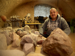 «Katrā pagastā kāds darbojas ar mālu vai cep maizi, un pērļo. Es ne. Es meklēju pusdārgakmeņus un taisu no tiem rotaslietas,» Ainis stāsta par paša atrastajiem minerāliem Gulbenes pusē.
Foto — Gatis Bogdanovs