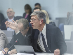 Andrejs Judins parlamentārās izmeklēšanas komisijā uzdod konkrētus jautājumus Šleseram. Foto: Ģirts Ozoliņš, Picture Agency