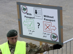 Austrijas armijas karavīrs regulē migrantu plūsmu uz robežas. Foto: AP/LETA