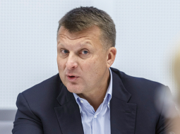 Ainārs Šlesers parlamentārās izmeklēšanas komisijas vadītājas Ingunas Sudrabas priekšā.
Foto — Ģirts Ozoliņš, Picture Agency
