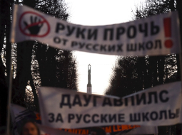 Protesta dalībnieki pret izglītību valsts valodā 16. novembrī gājienā no Izglītības un zinātnes ministrijas līdz valdības ēkai. Foto: Ieva Leiniša, LETA