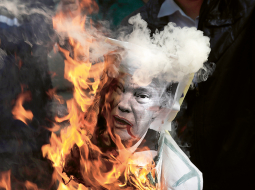 Nosodījumu un protestus daudzās pasaules valstīs izraisījis ASV prezidenta Donalda Trampa dekrēts, ar kuru viņš atzina Jeruzalemi par Izraēlas galvaspilsētu līdzšinējās Telavivas vietā. Tādējādi Tramps atteicās no desmitiem gadu ilgās nostājas, ka vienošanās par pašreiz divās daļās sašķeltās Jeruzalemes statusu jāpanāk abpusējās izraēliešu un palestīniešu miera sarunās. Savukārt ES ārlietu pārstāve Federika Mogerīni paziņoja, ka neatzīs Jeruzalemi par Izraēlas galvaspilsētu, līdz netiks panākta vienošanās ar palestīniešiem. FOTO — AFP/LETA