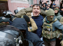Ukrainas drošības dienesta virsnieki 5. decembrī arestē Mihailu Saakašvili, taču opocizionāra atbalstītājiem izdevās viņu atbrīvot. Drošībnieku reids bija veiksmīgs dažas dienas vēlāk. Foto — EPA/LETA