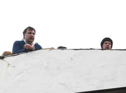 Ukrainas policija otrdien mēģināja aizturēt bijušo Gruzijas prezidentu Mihailu Saakašvili, kurš Kijevā sācis protestu kampaņu pret korupciju. Taču tas neizdevās, jo policijai šķēršļus lika Saakašvili atbalstītāji, bet pats politiķis draudēja nolēkt no astoņstāvu mājas jumta. Pēc policijas atkāpšanās Saakašvili aicināja kijeviešus pulcēties pie parlamenta, lai sāktu mierīgu atbrīvošanās procesu no prezidenta Petro Porošenko un «viņa bandas». Pašu Saakašvili Ukrainas Drošības dienests apsūdz par palīdzību noziedzīgas organizācijas dalībniekiem.
Foto — Reuters/LETA