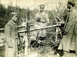 Vācu kareivis, virsnieks un krievu armijas kareivis brāļošanās laikā Rīgas frontes sektorā 1917. gadā. 
Foto no Latvijas Kara muzeja krājuma
