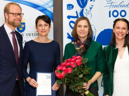 Pētera Grestes vārda brīvības balvu saņem "Ir" žurnāliste Indra Sprance un galvenā redaktore Nellija Ločmele. Balvu pasniedz Somijas vēstnieks Latvijā Olli Kantanens un Rīgas Ekonomikas augstskolas Mediju studiju centra direktore Sabīne Sīle-Eglīte.
Foto: Alfreds Ulmanis