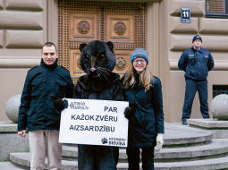 Aivars Andersons 2014. gada decembrī, iesniedzot kažokzvēru aizsardzības iniciatīvu portālā Manabalss.lv. Foto — Alfrēds Ulmanis, Rvīns Varde, Oto Ozols un no privātā arhīva