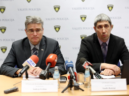 Valsts policijas Galvenās Kriminālpolicijas pārvaldes priekšnieks Andrejs Grišins (no kreisās) un Valsts policijas Galvenās Kriminālpolicijas pārvaldes Organizētās noziedzības apkarošanas pārvaldes 2.nodaļas priekšnieks Sandis Radziņš piedalās preses konferencē. Foto: LERA