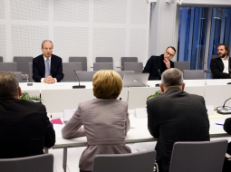 Andris Ameriks (no kreisās), Ivars Gulbis un Jānis Maršāns atbild uz jautājumiem Saeimas parlamentārās izmeklēšanas komisijā 11. decembrī. Foto: Edmunds Brencis, Picture Agency