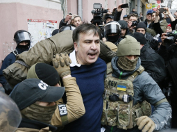 Mihailu Saakašvili aiztur pie viņa mājas. Foto: Reuters/LETA