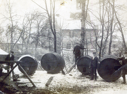 Lielstraupes barona fon Rozena alus brūža strādnieki pie alus brūža.
Foto no Latvijas Kara muzeja krājuma