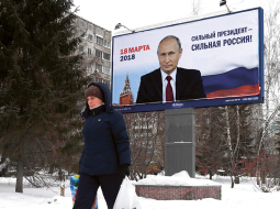 Vladimira Putina vēlēšanu plakāts Novosibirskā «Spēcīgs prezidents — spēcīga Krievija!».
Foto — AFP/LETA